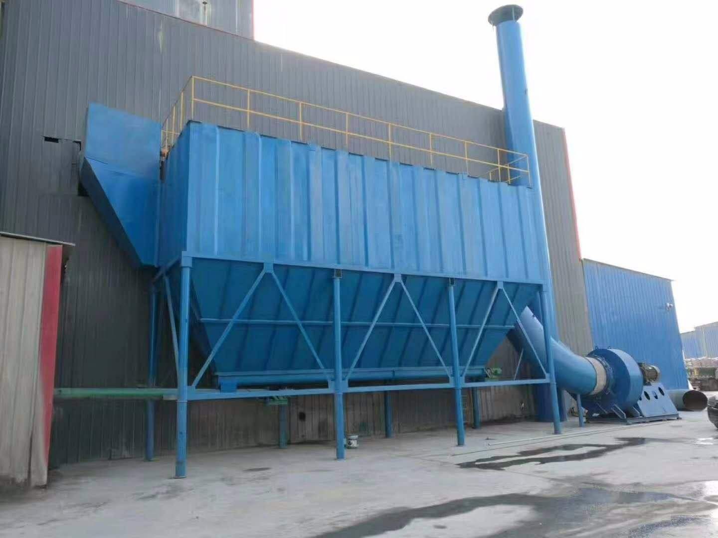 ZC-ll機械回轉反吹扁袋除塵器 ，具有高效、低阻、維護簡(jiǎn)單、運行可靠等優(yōu)點(diǎn)，適用于細微粉塵的工藝回收的除塵凈化，排放濃度可遠低于國家規定。它由以下四部分組成： 1.上箱體：