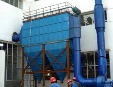 脈沖反吹鍋爐布袋除塵器基本結構 脈沖反吹布袋除塵器由濾袋組件、導流裝置、脈沖噴吹系統、出灰系統、控制系統、離線(xiàn)保護系統、箱體等組成