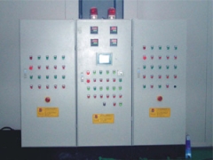 PLC電控柜布局外形美觀(guān)，接線(xiàn)整齊，設計標準專(zhuān)業(yè)，質(zhì)量可靠，應用于電力、冶金、化工、交通、港口、市政建設、機械制造各行業(yè)控制與監控。