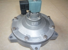 電磁脈沖閥是脈沖袋式除塵器清灰噴吹系統的壓縮空氣“開(kāi)關(guān)”。受脈沖噴吹控制儀輸出信號的控制，對濾袋逐排（室）噴吹清灰